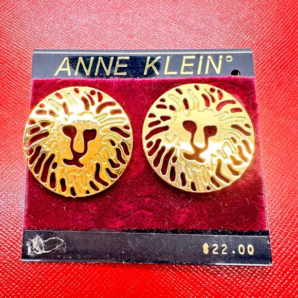 VINTAGE ANNE KLEIN GOLD TONE LION MEDALLION STUD FASHION EARRINGS - Picture 1 of 4
